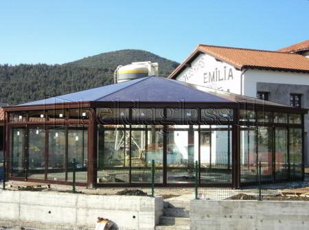 Restaurant amb terrassa de planta octogonal
