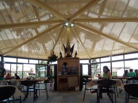 Restaurant amb terrassa de planta octogonal