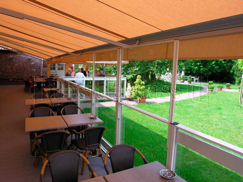 Las mamparas paravientos extensibles son pantallas que sirven para acondicionar los espacios exteriores de diversos comercios como bares y hoteles entre otros.