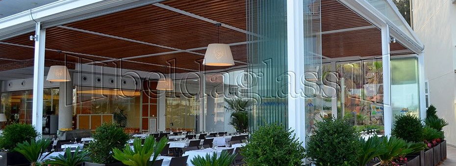 Instalación en el Hotel Costa Encantada de cerramientos panorámicos con cortinas de cristal y techo móvil en Lloret de Mar, provincia de  Gerona.