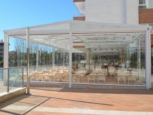 Instalação de cortinas de vidro e teto móvel em Girona