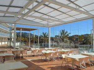 Instalação de cortinas de vidro e teto móvel em Girona