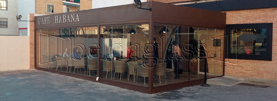 El proyecto de una isla para terraza de hostelería con cortinas de crista y techo móvil en Madrid partió desde cero, Beldaglass hace realidad tus ideas.