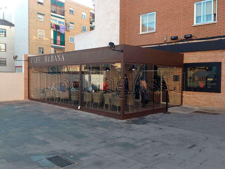 El proyecto de una isla para terraza de hostelería con cortinas de crista y techo móvil en Madrid partió desde cero, Beldaglass hace realidad tus ideas.