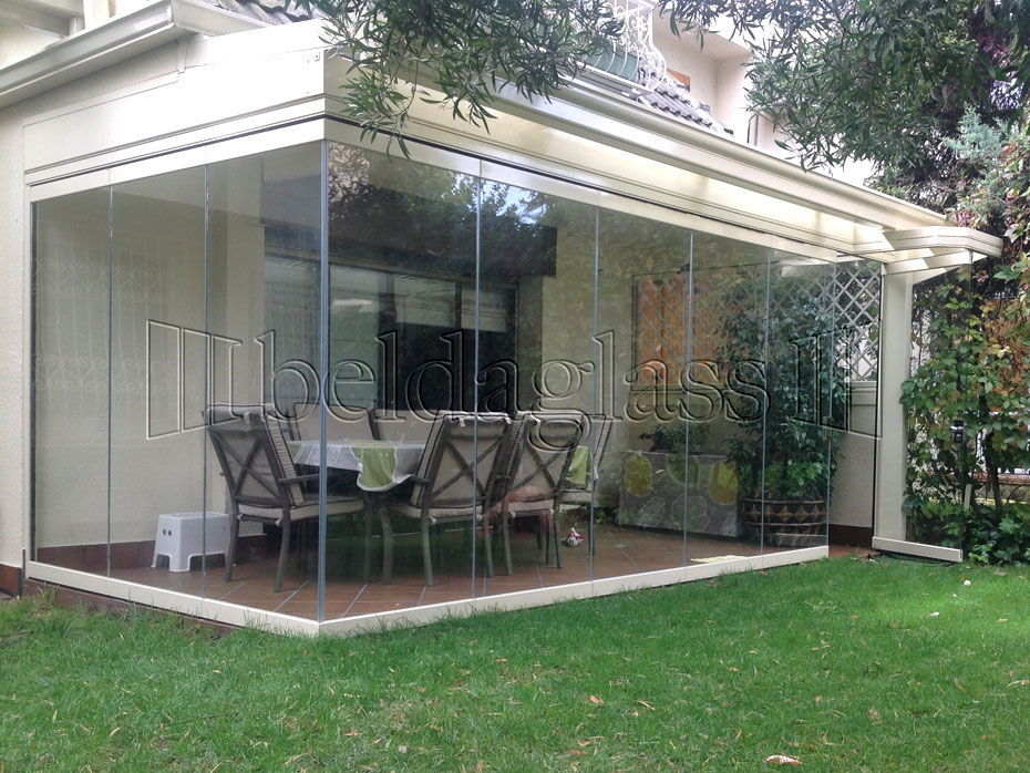 Proyecto de acristalamiento y ampliación de porche con cortinas de cristal sin guía al suelo y techo móvil automatizado en Pozuelo de Alarcón en Madrid.