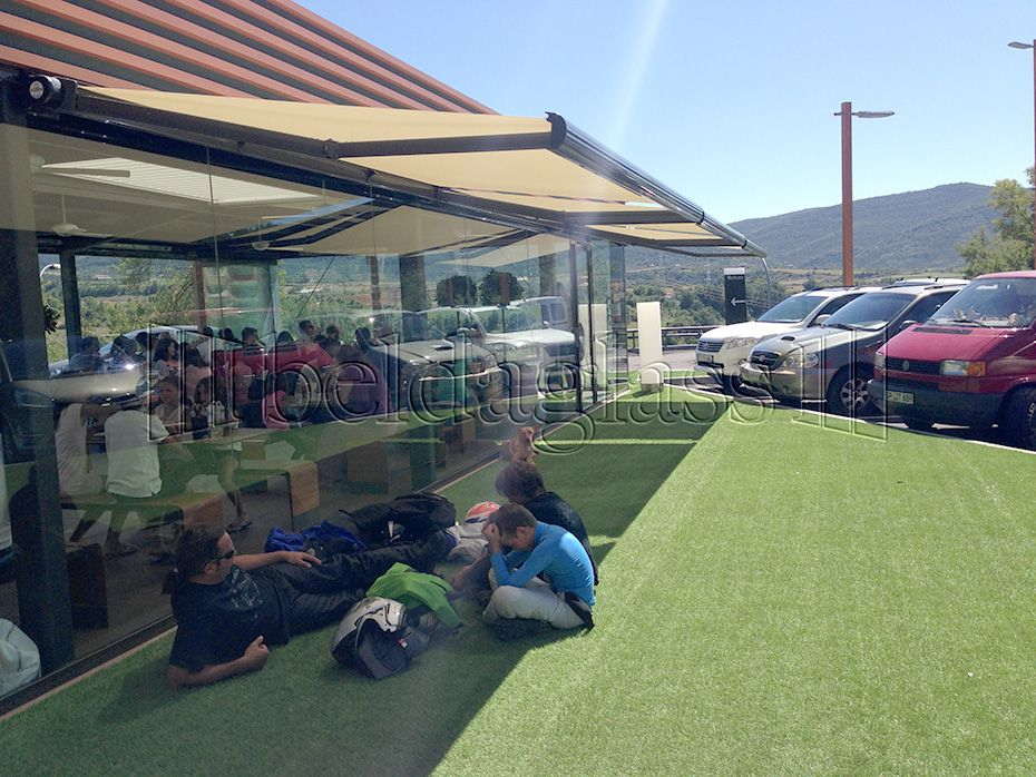 Beldaglass instala una terraza con paredes móviles y pérgolas bioclimáticas en el McDonald’s de Jaca en la provincia de Huesca.
