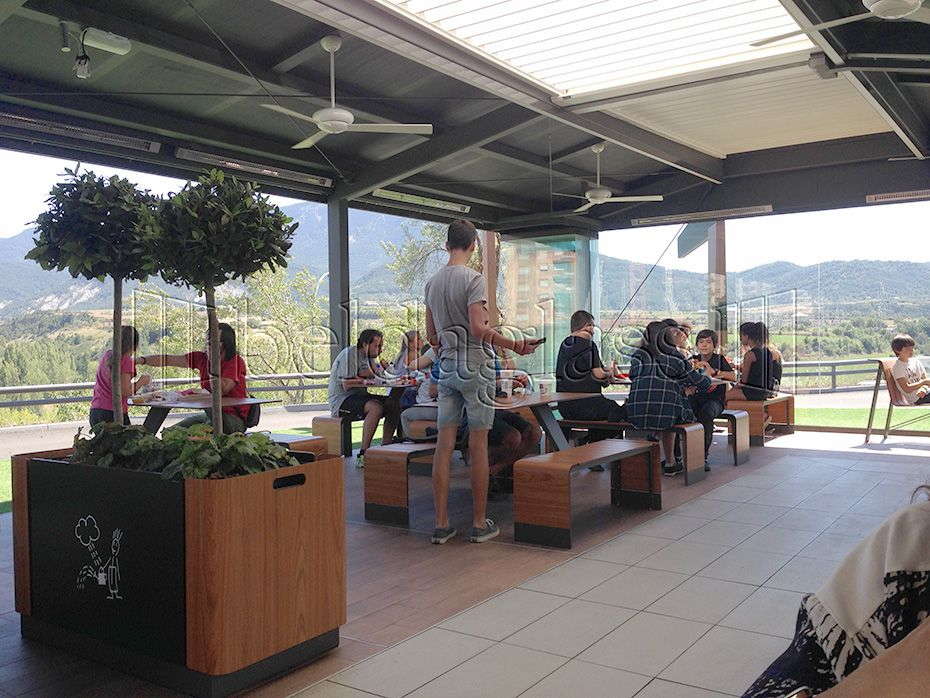 Beldaglass instala una terraza con paredes móviles y pérgolas bioclimáticas en el McDonald’s de Jaca en la provincia de Huesca.