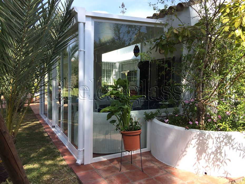 Proyecto de instalación de porche acristalado en Cádiz, permite tener una habitación con paredes de cristal que se puede utilizar todo el año. ¡Llámenos!